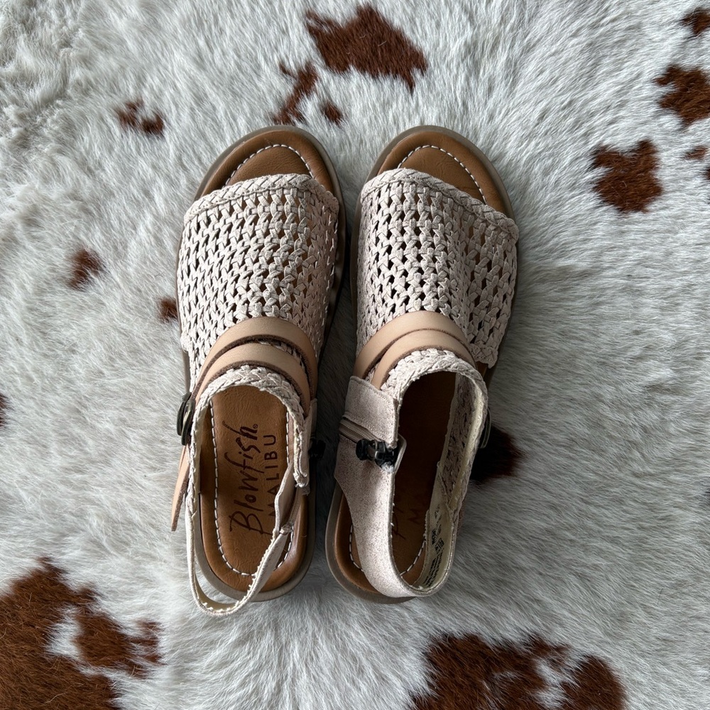 New! Blowfish Malibu Beige Woven Sandals with Dual Buckle Straps - Picture 2 of 4